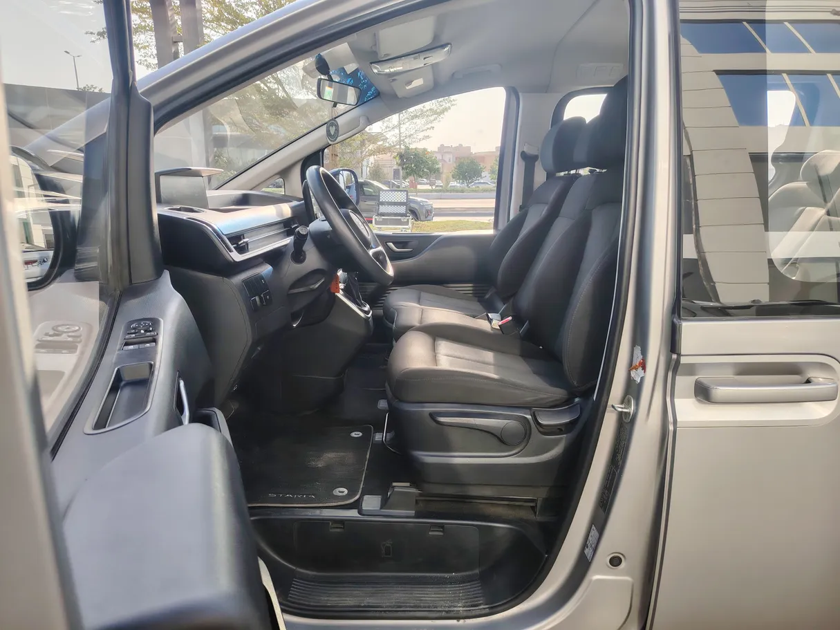 Car image 12
