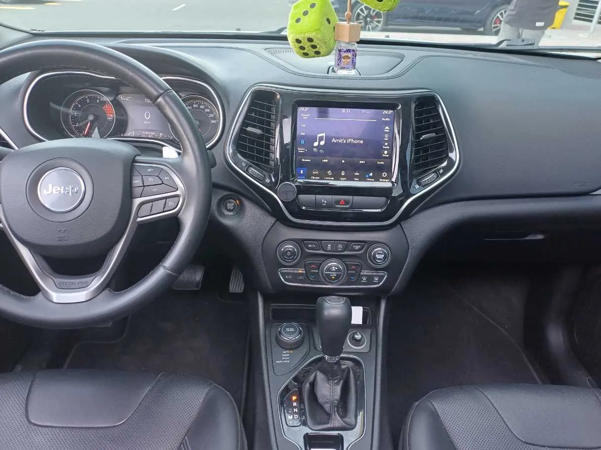 Car image 18