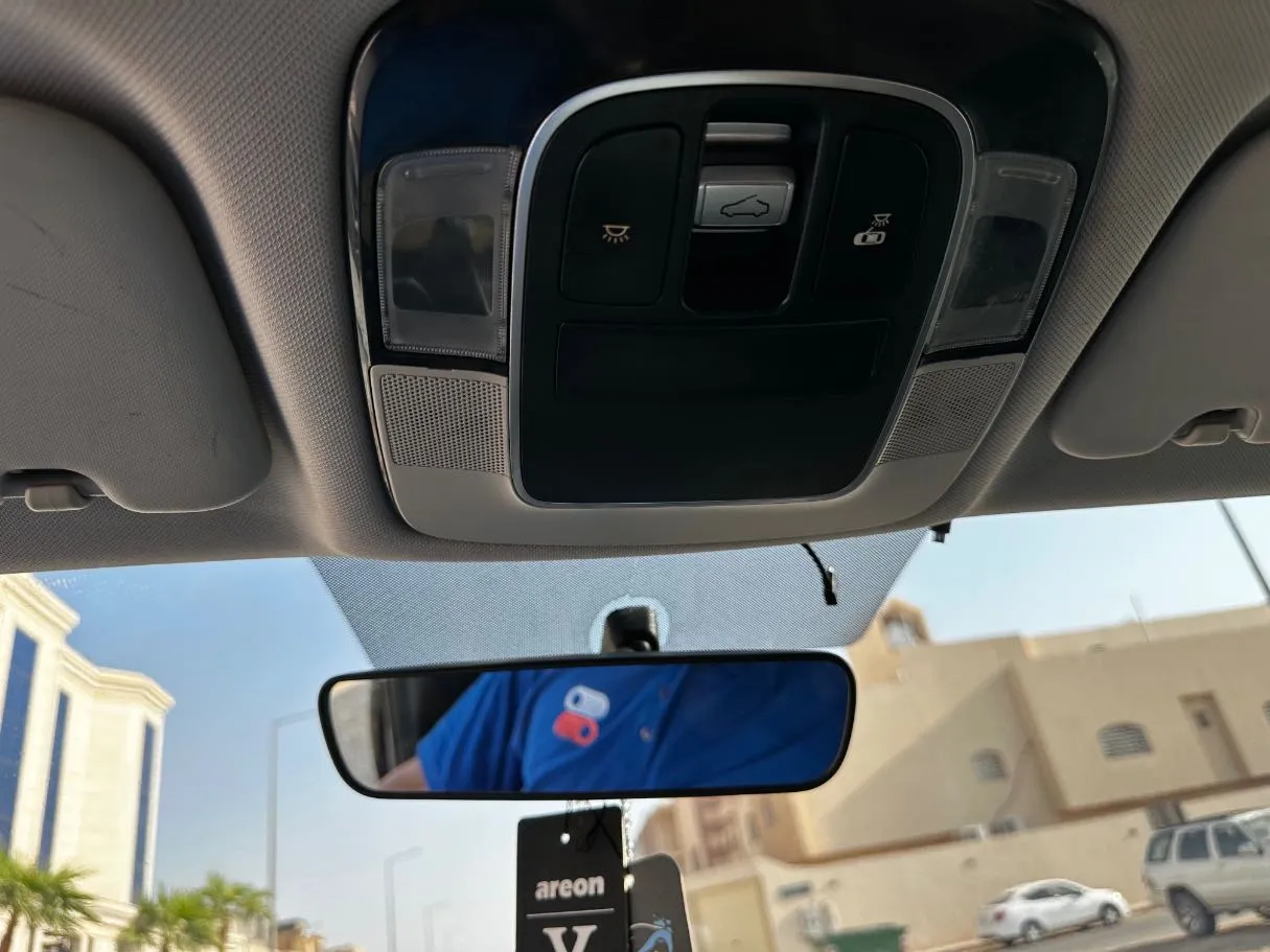 Car image 24