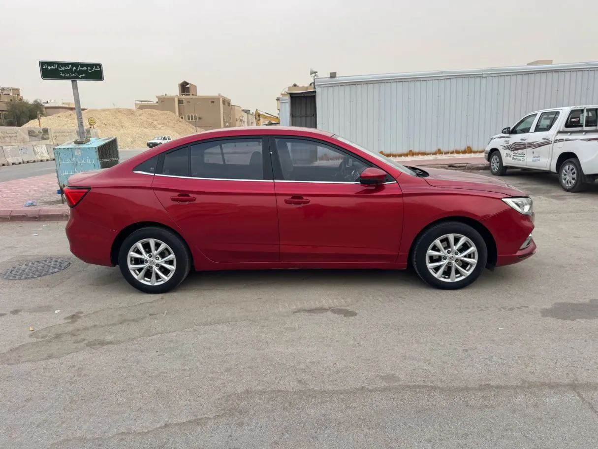 Car image 4