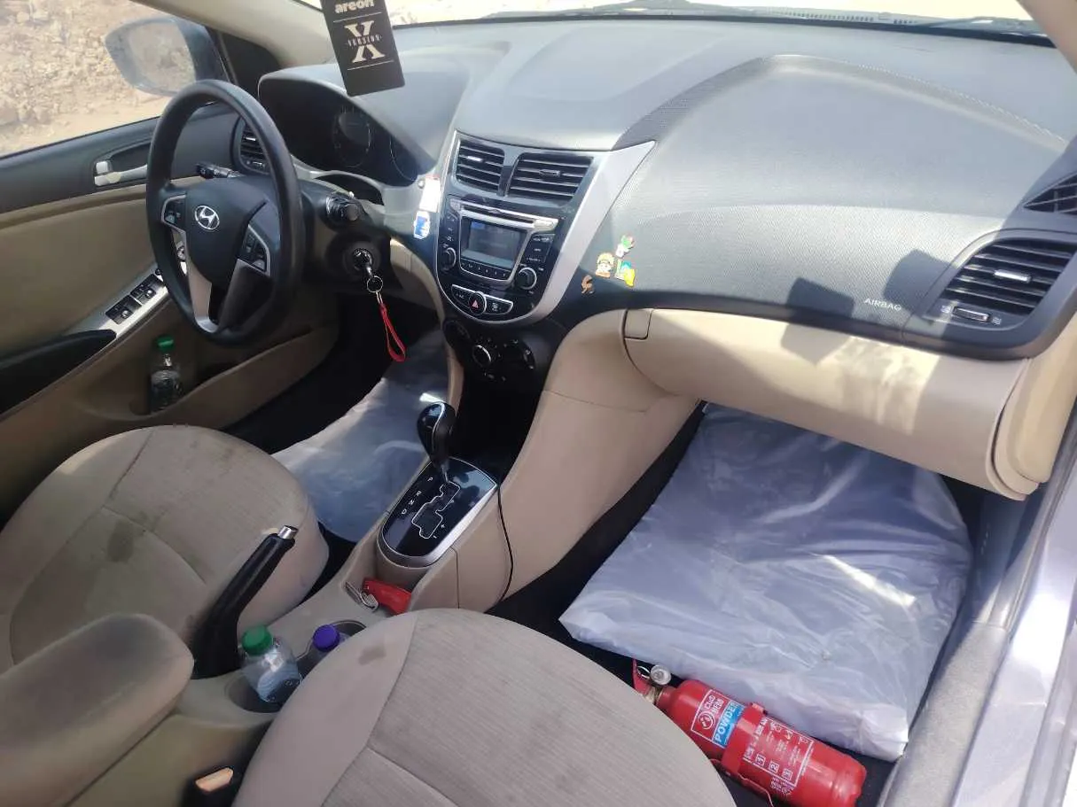 Car image 14