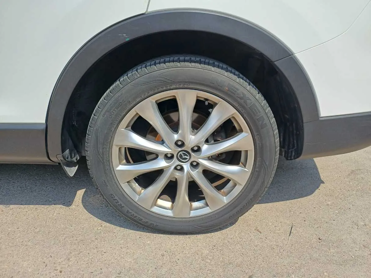 Car image 9