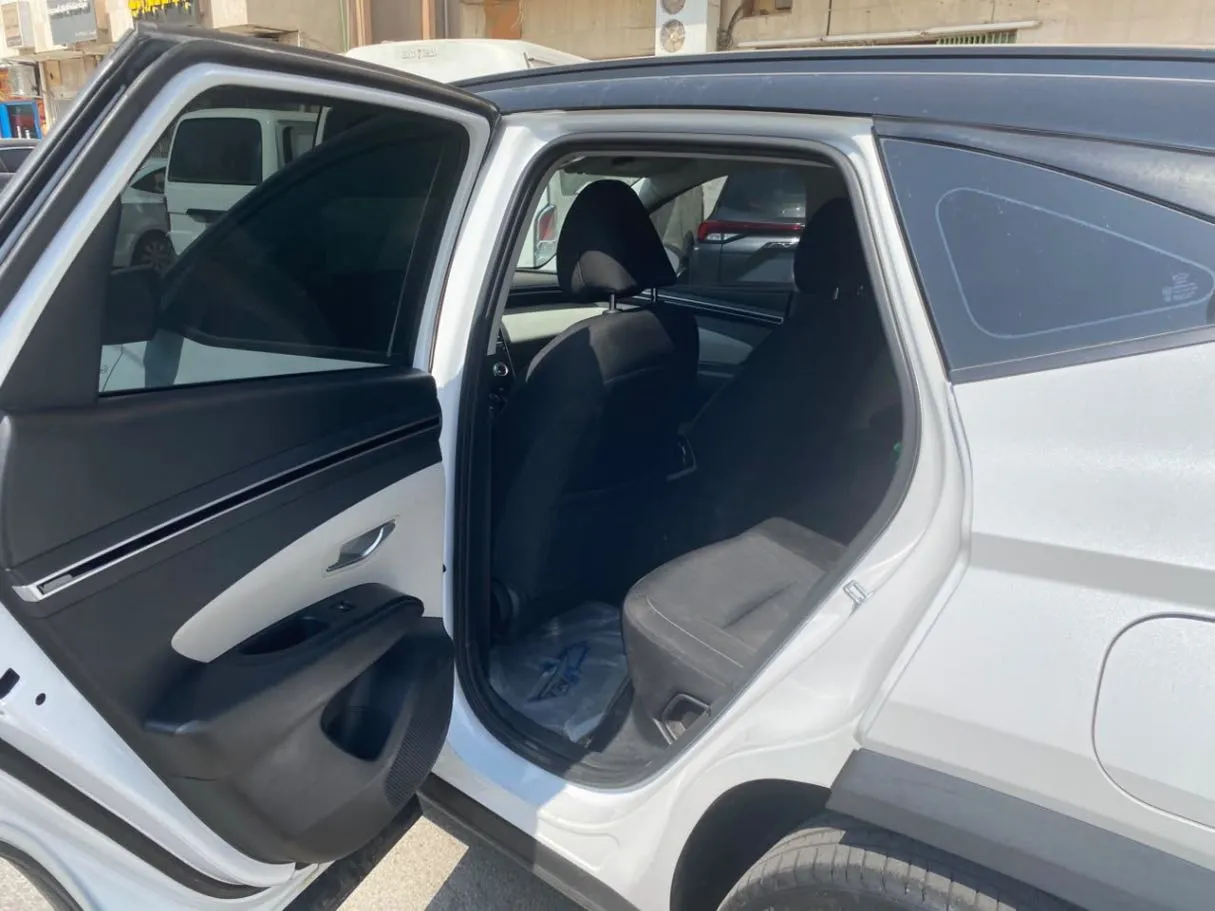 Car image 12