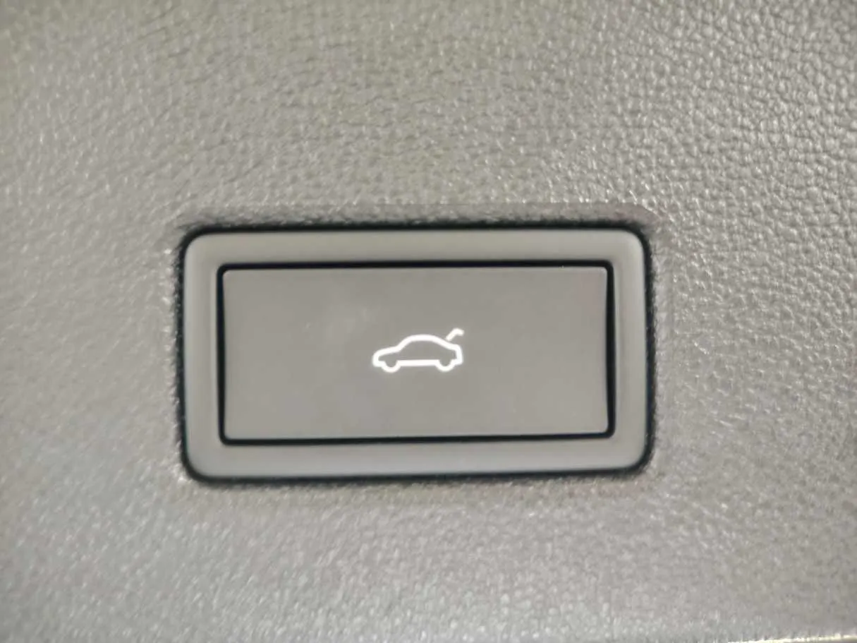 Car image 32