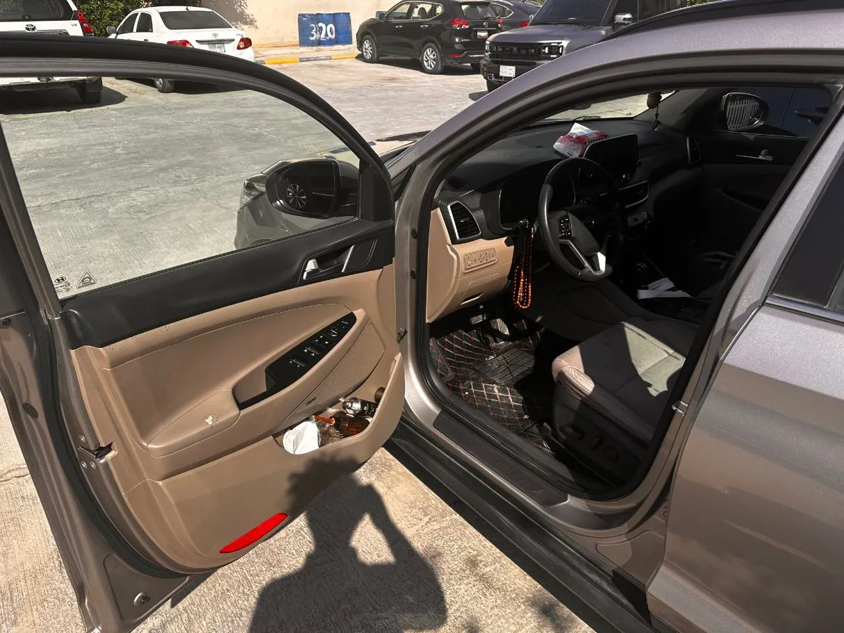 Car image 11