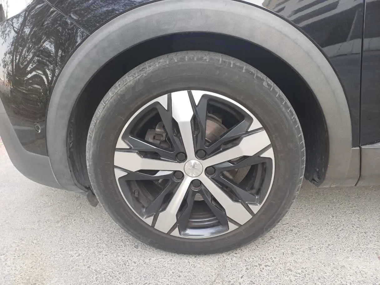 Car image 9