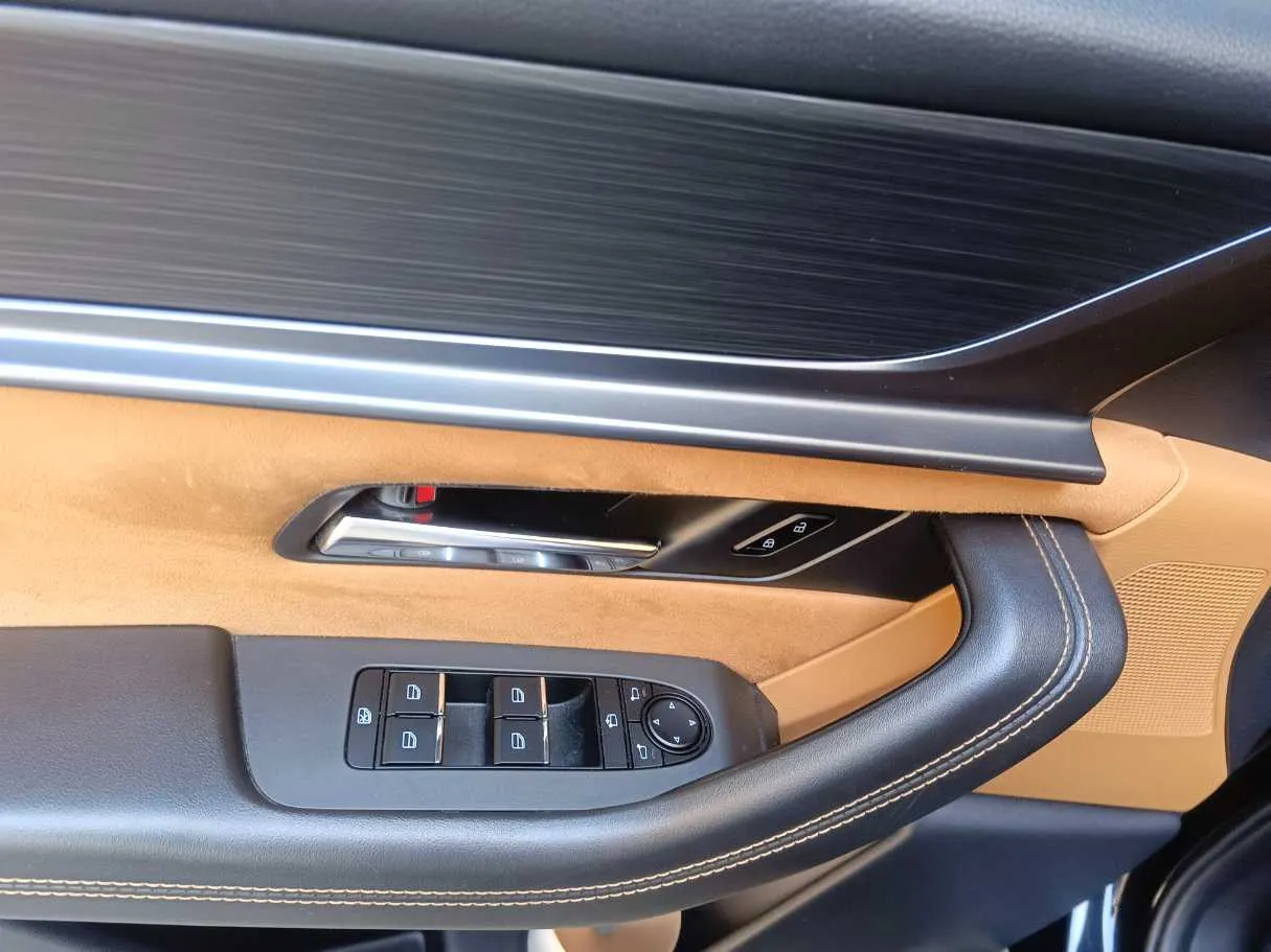 Car image 36