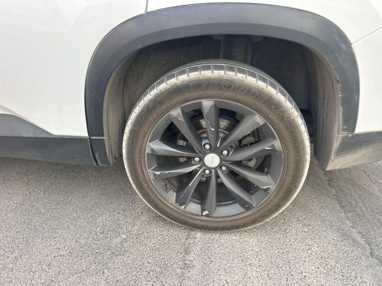 Car image 9