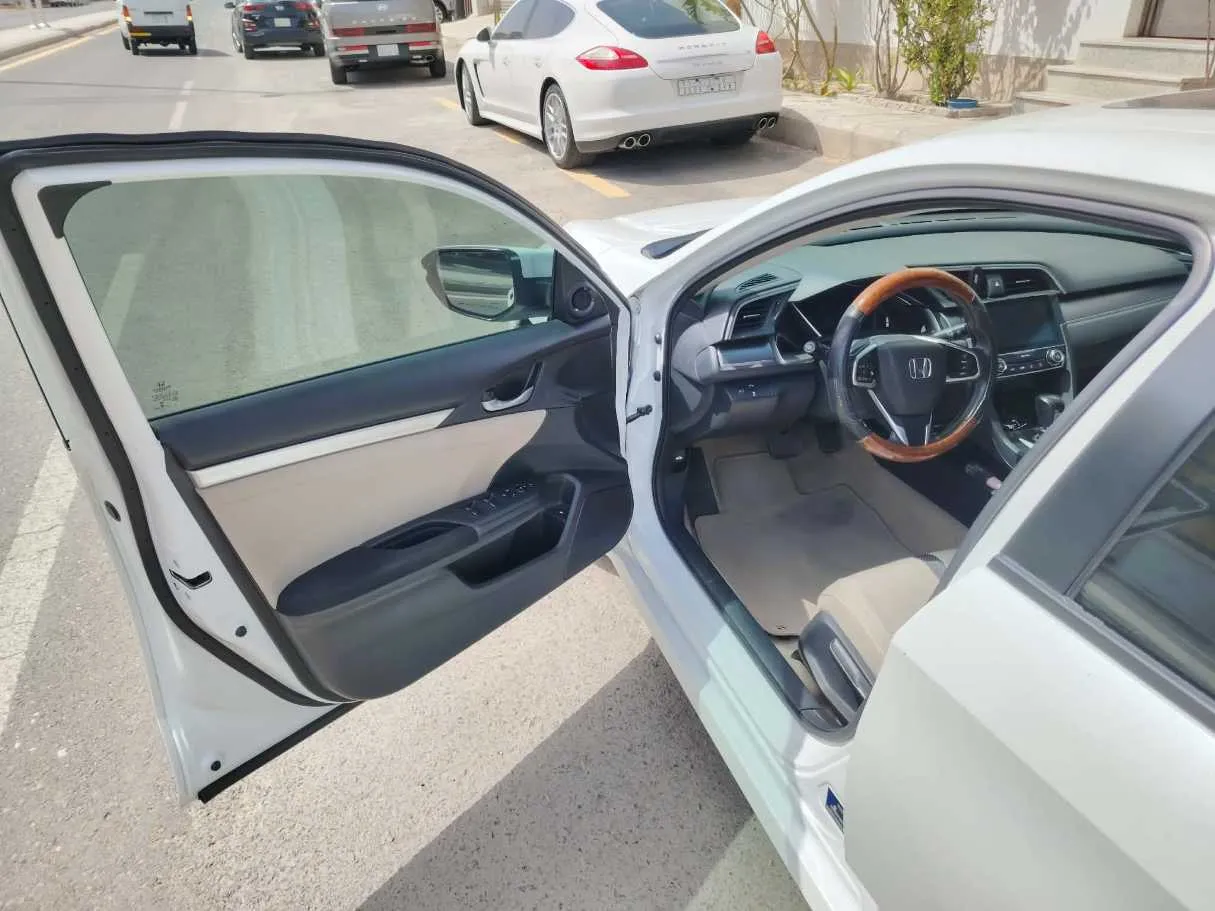 Car image 11