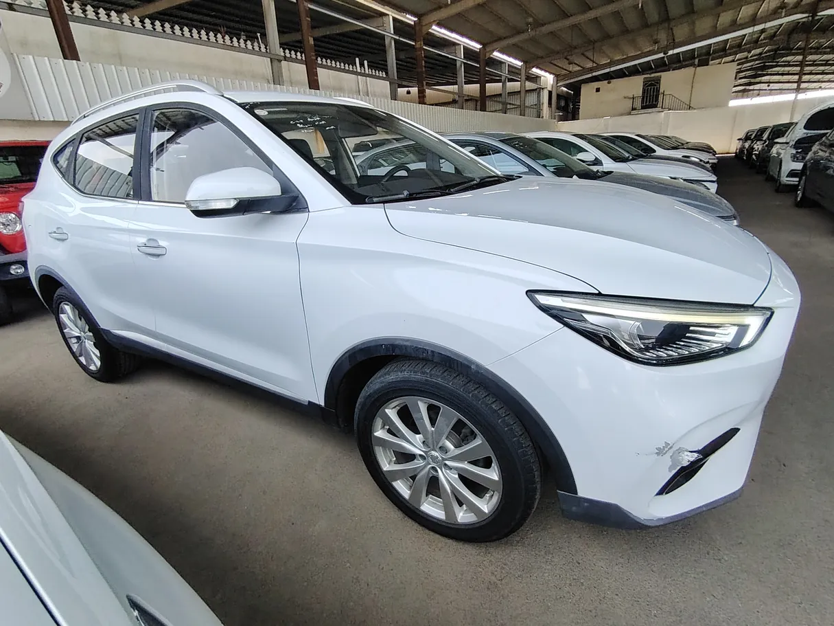 Car image 4