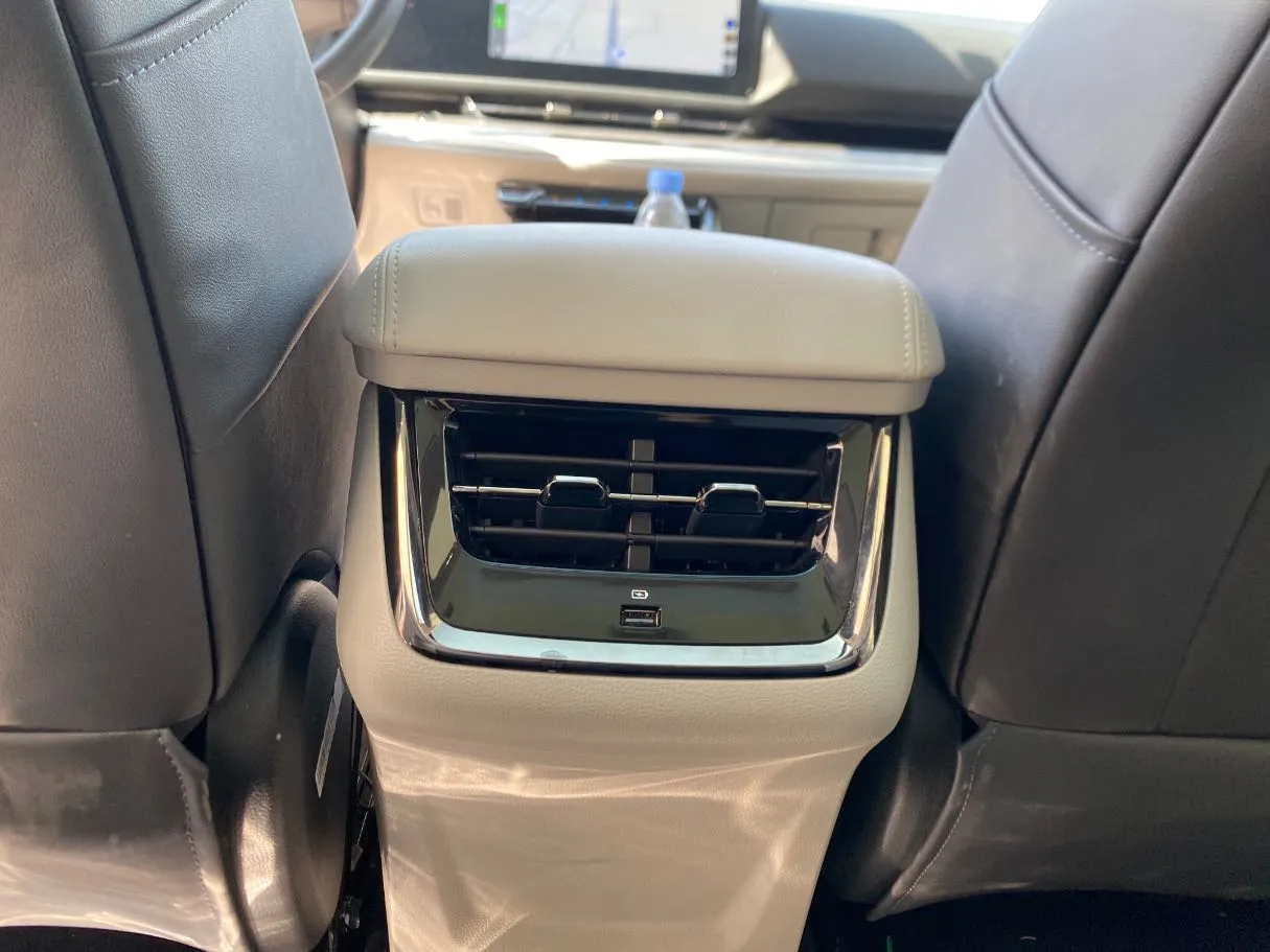 Car image 27