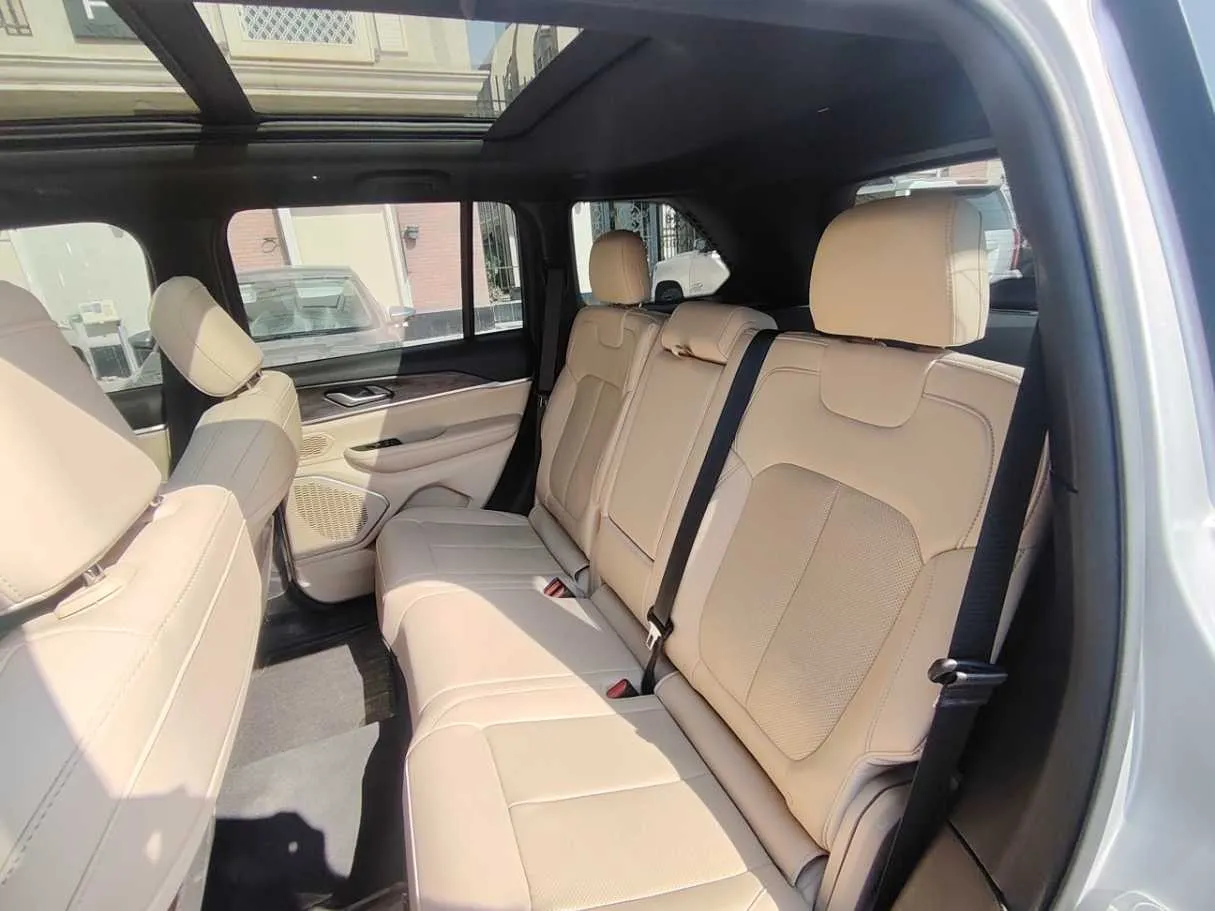 Car image 16