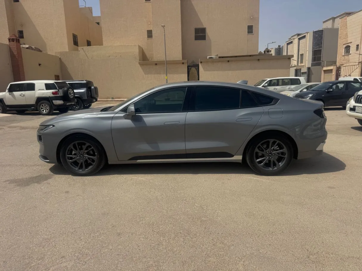 Car image 8