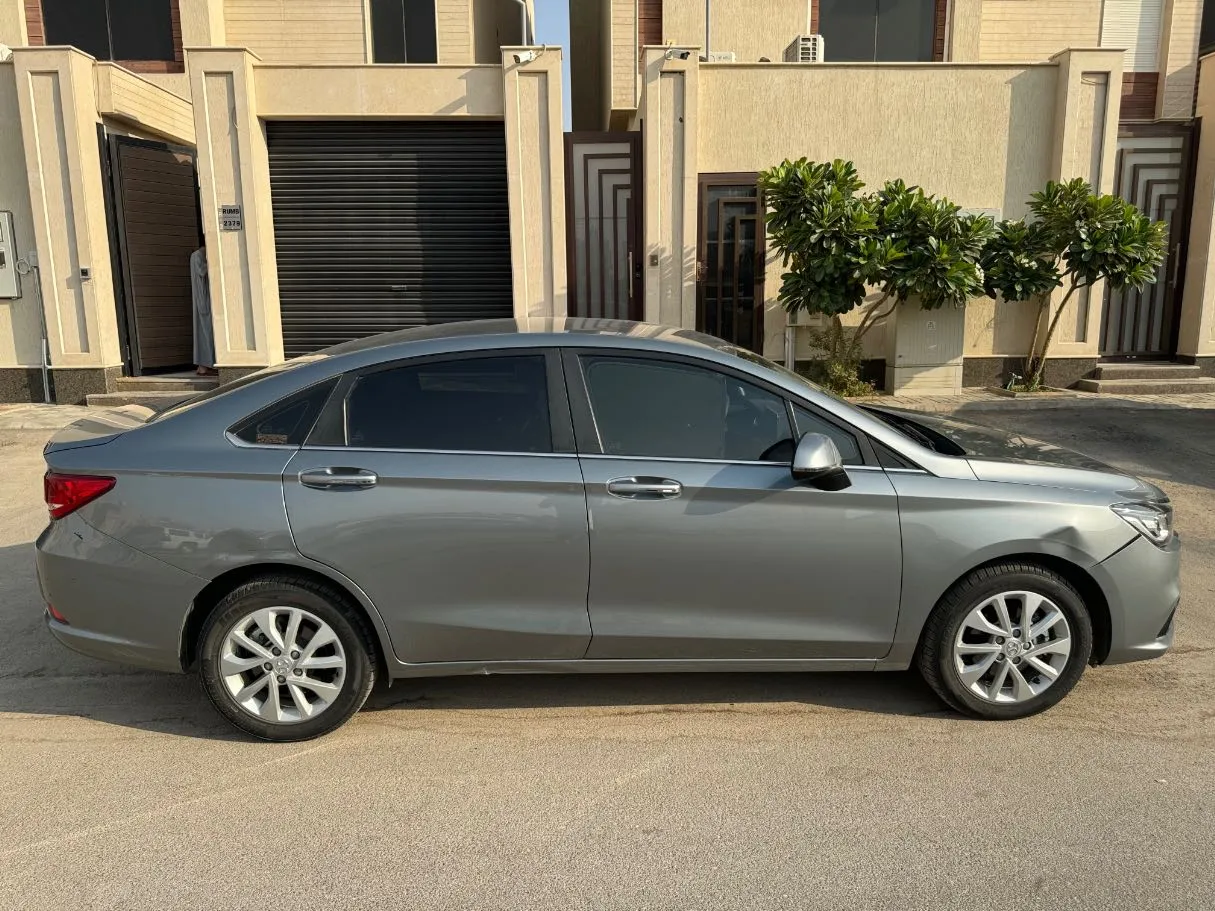Car image 4