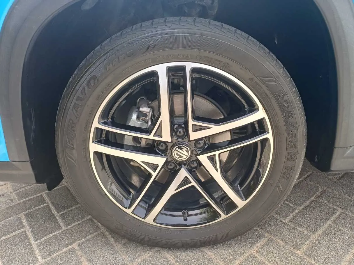 Car image 9
