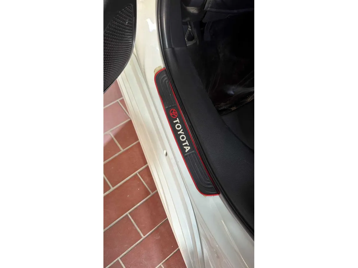 Car image 26