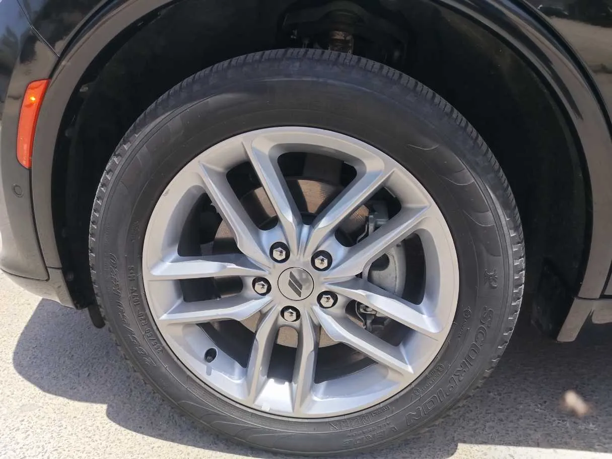 Car image 10
