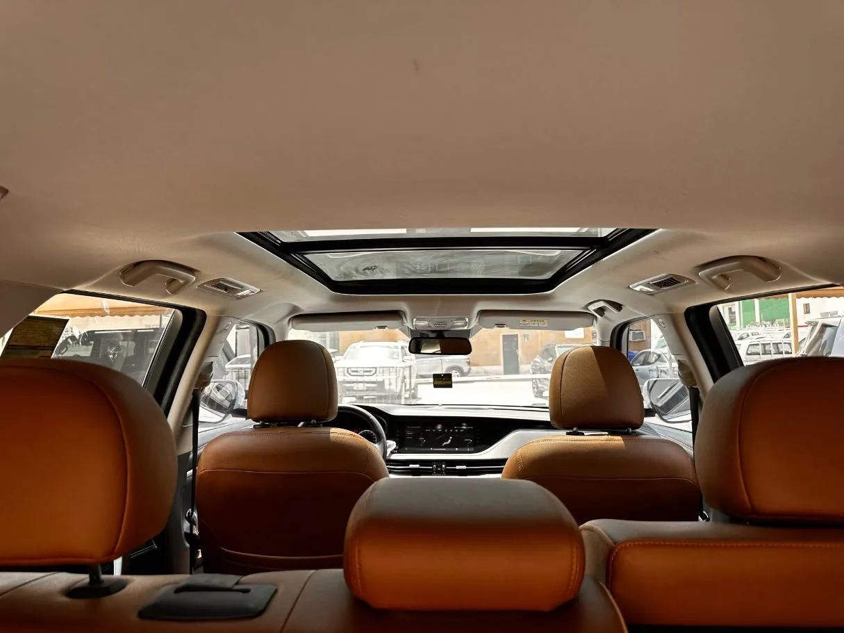 Car image 15