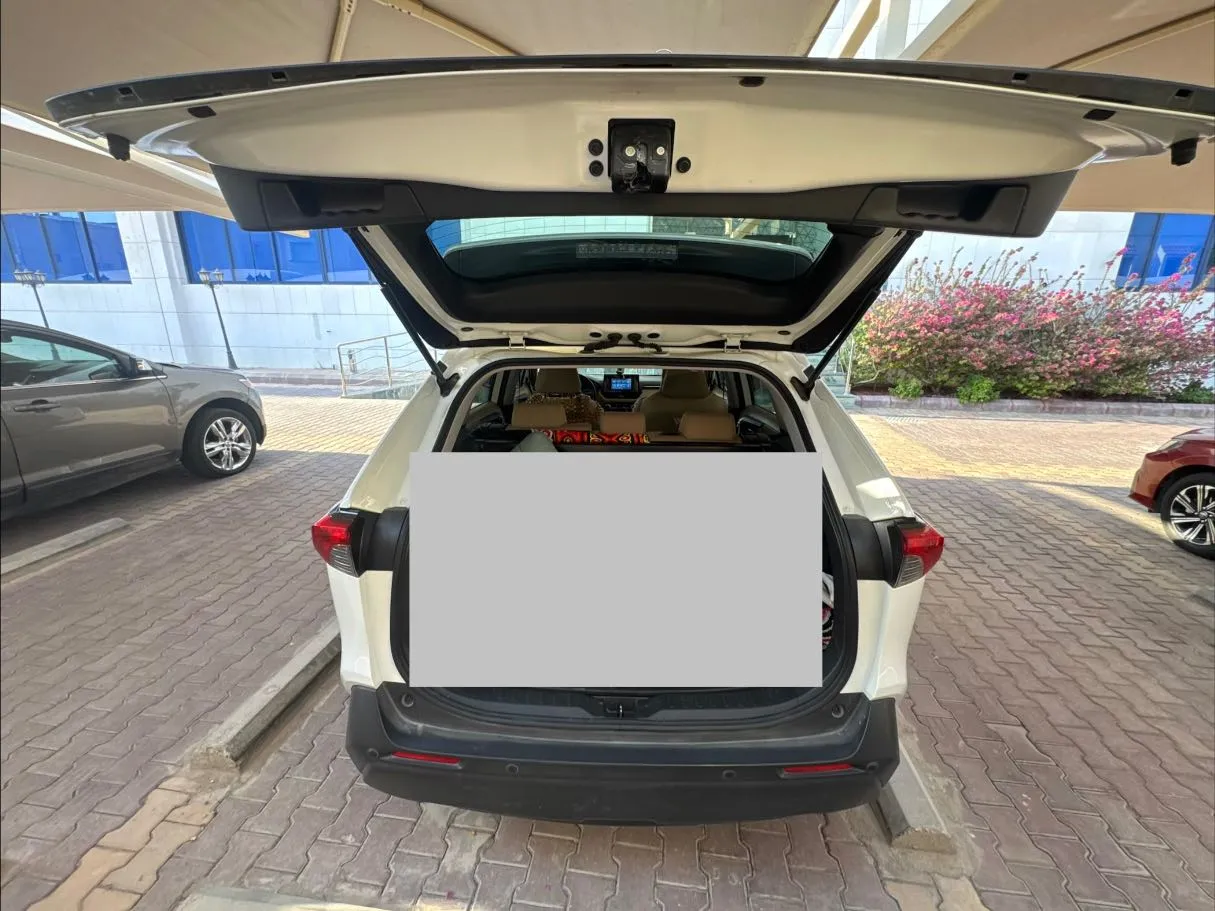 Car image 19
