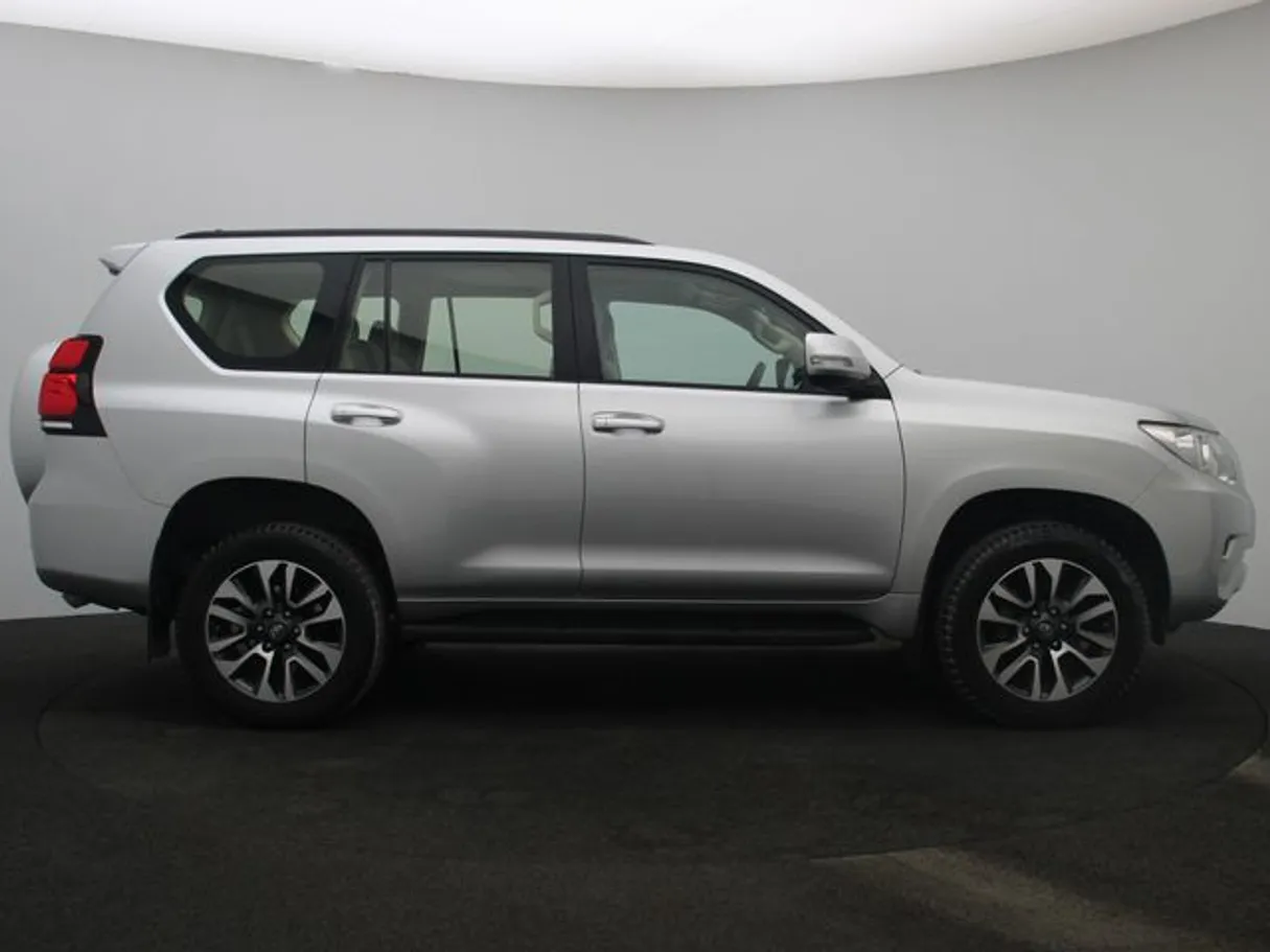 Car image 13