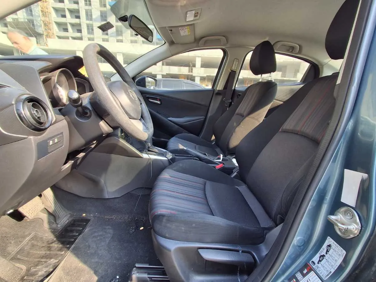 Car image 12