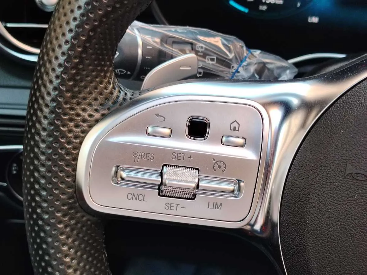 Car image 30