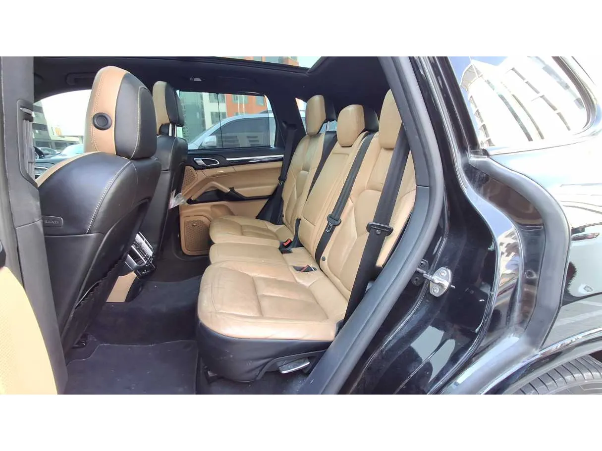 Car image 12