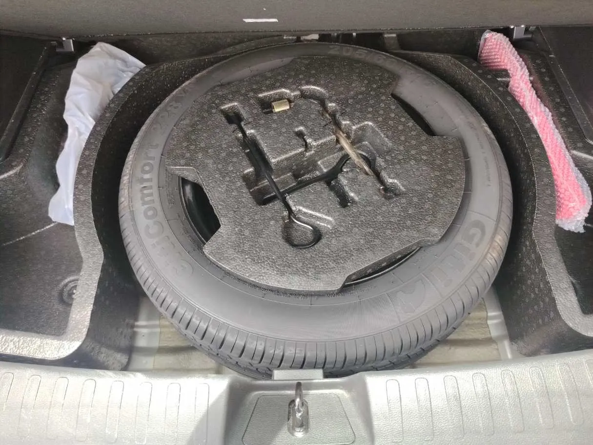 Car image 27