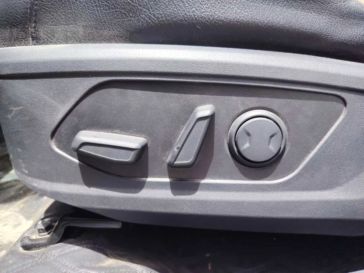 Car image 27