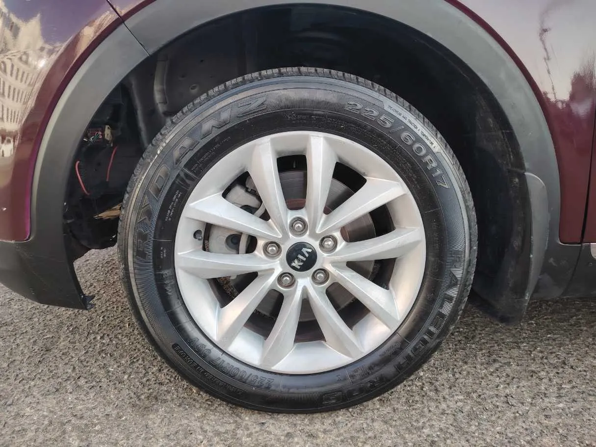 Car image 9