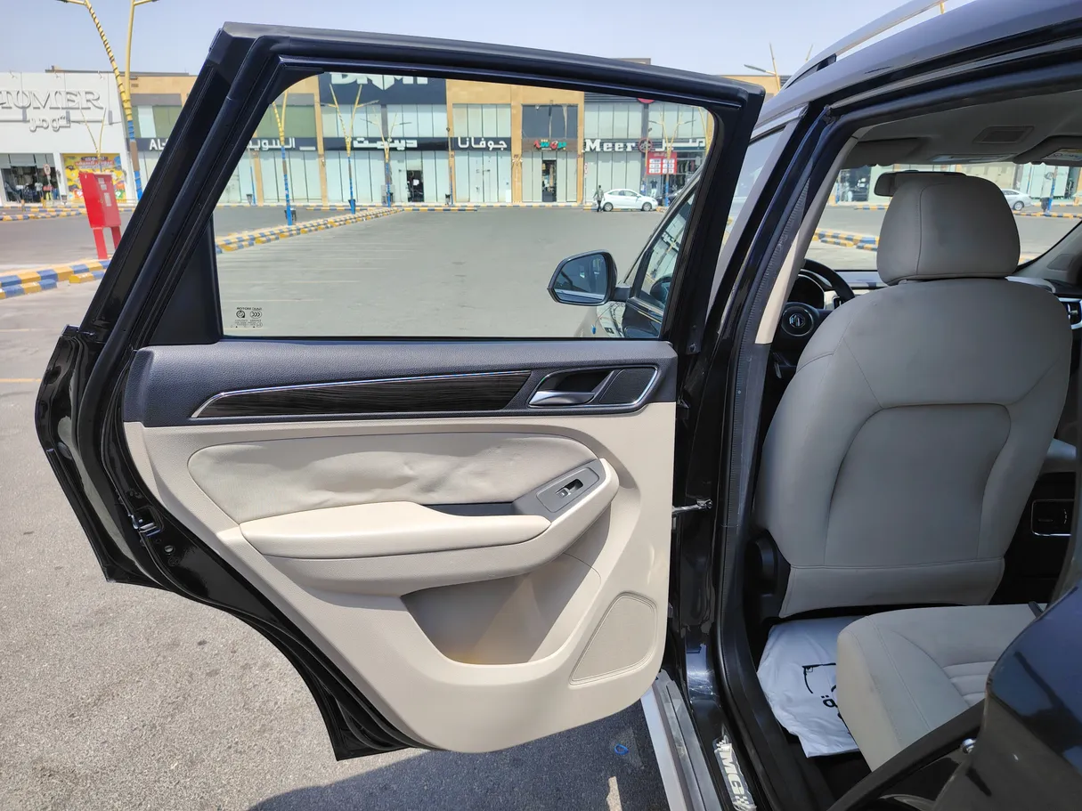 Car image 14
