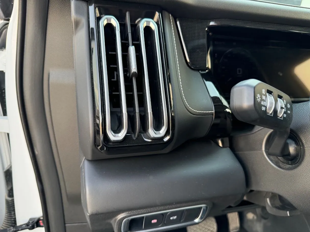 Car image 27