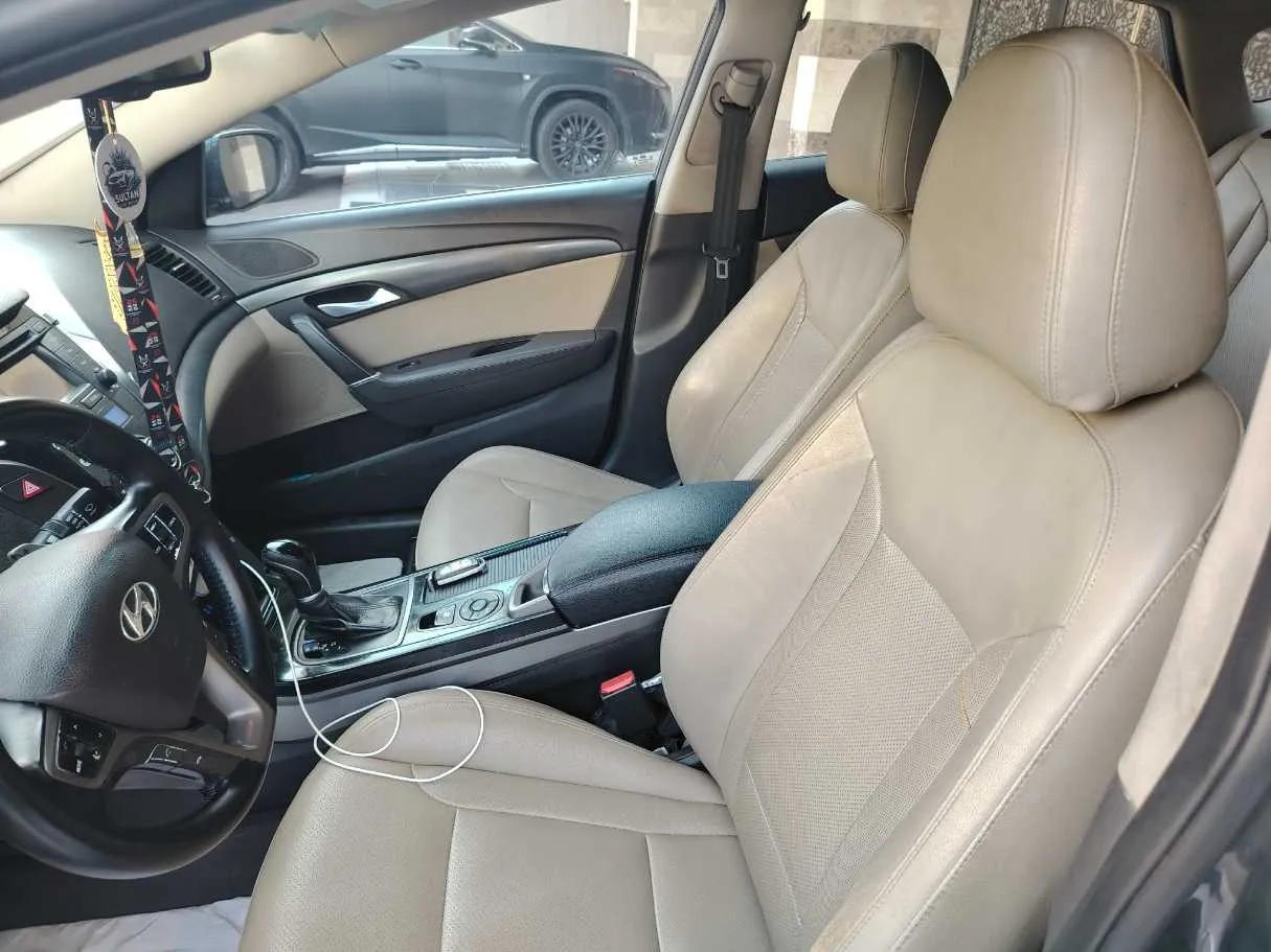 Car image 10