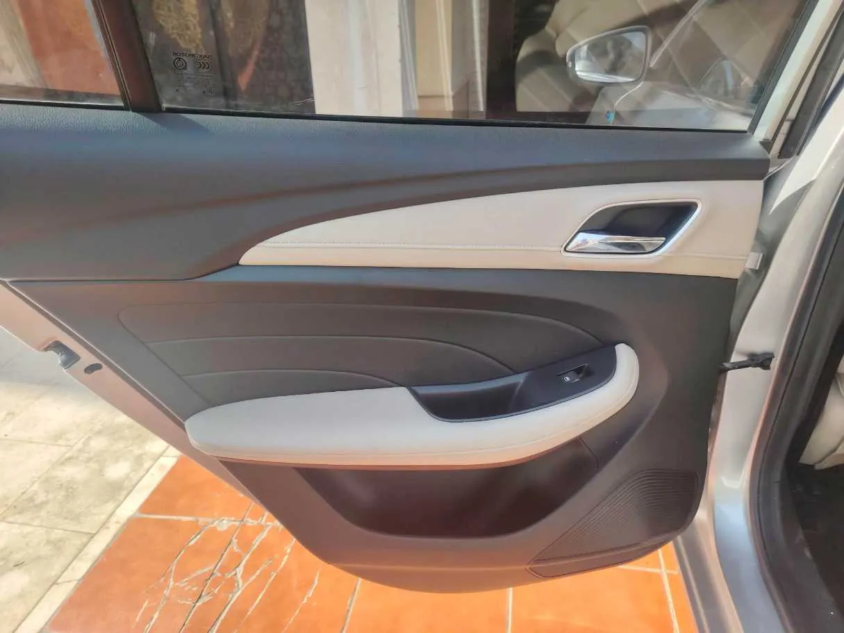 Car image 16