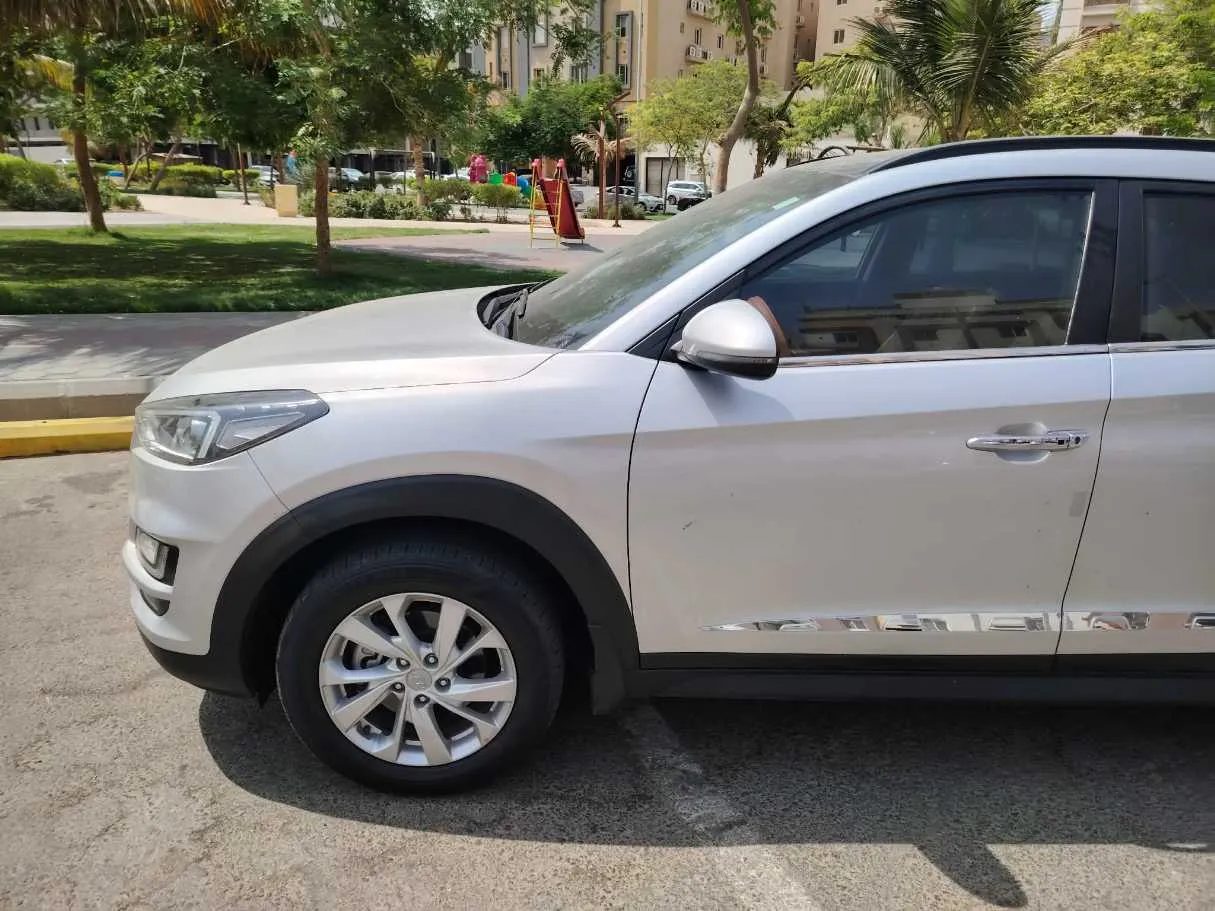 Car image 9