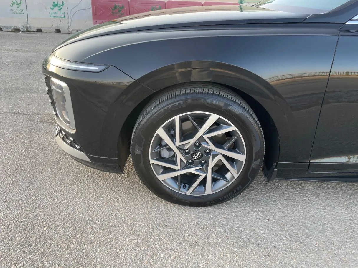 Car image 9