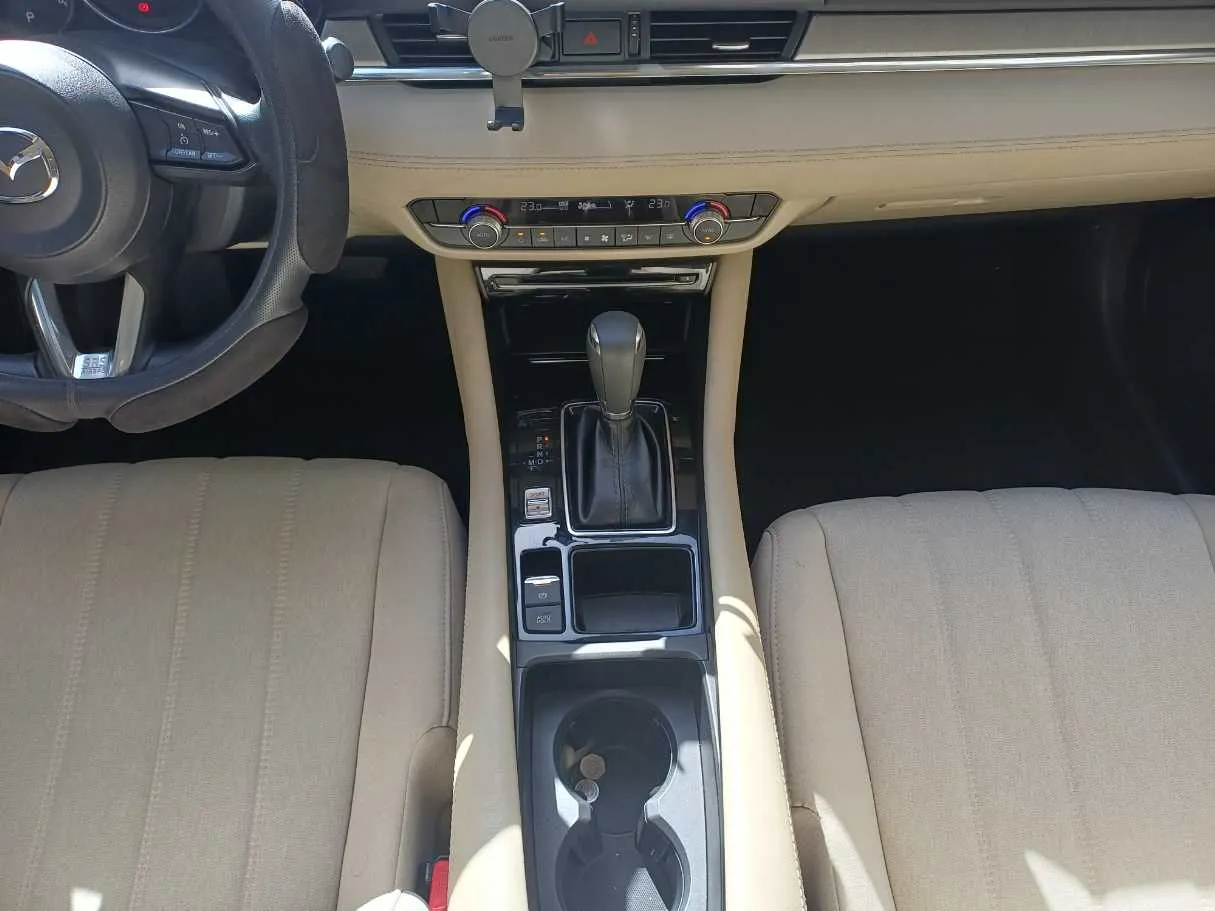 Car image 14