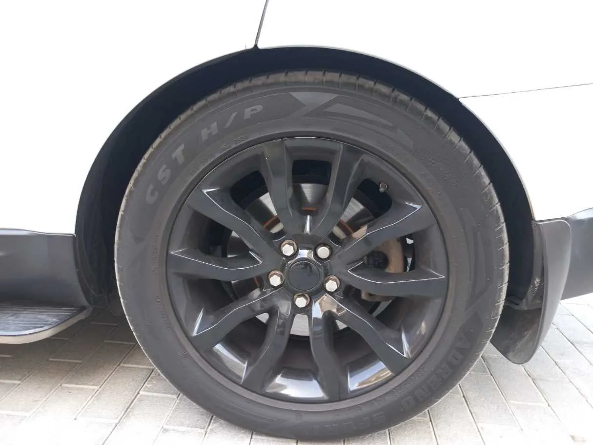 Car image 9