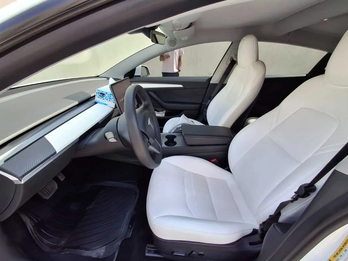 Car image 12