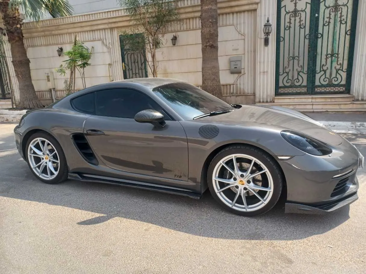Car image 4