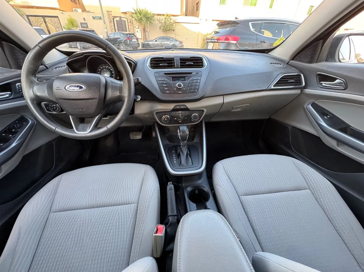 Car image 15