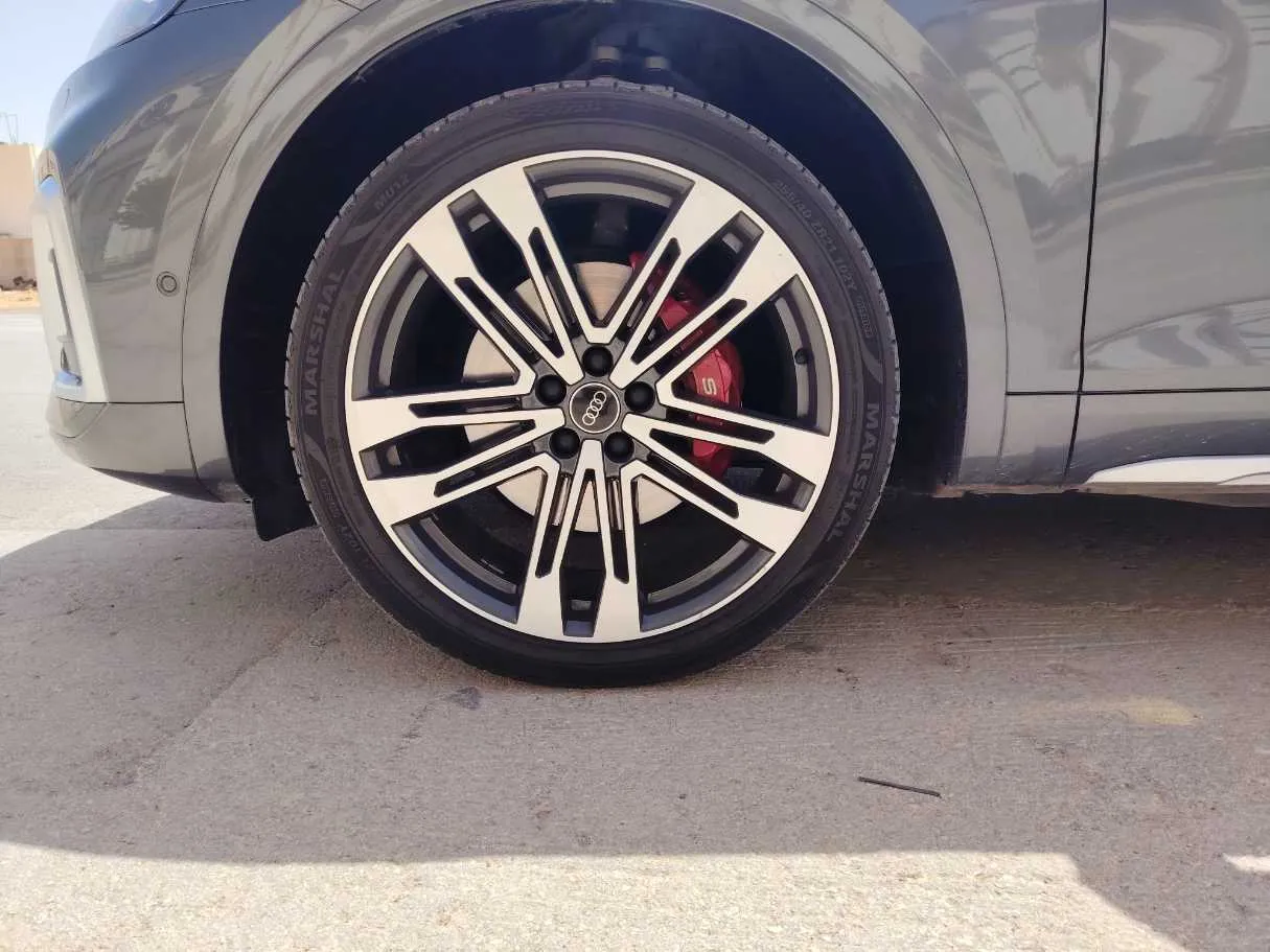 Car image 10