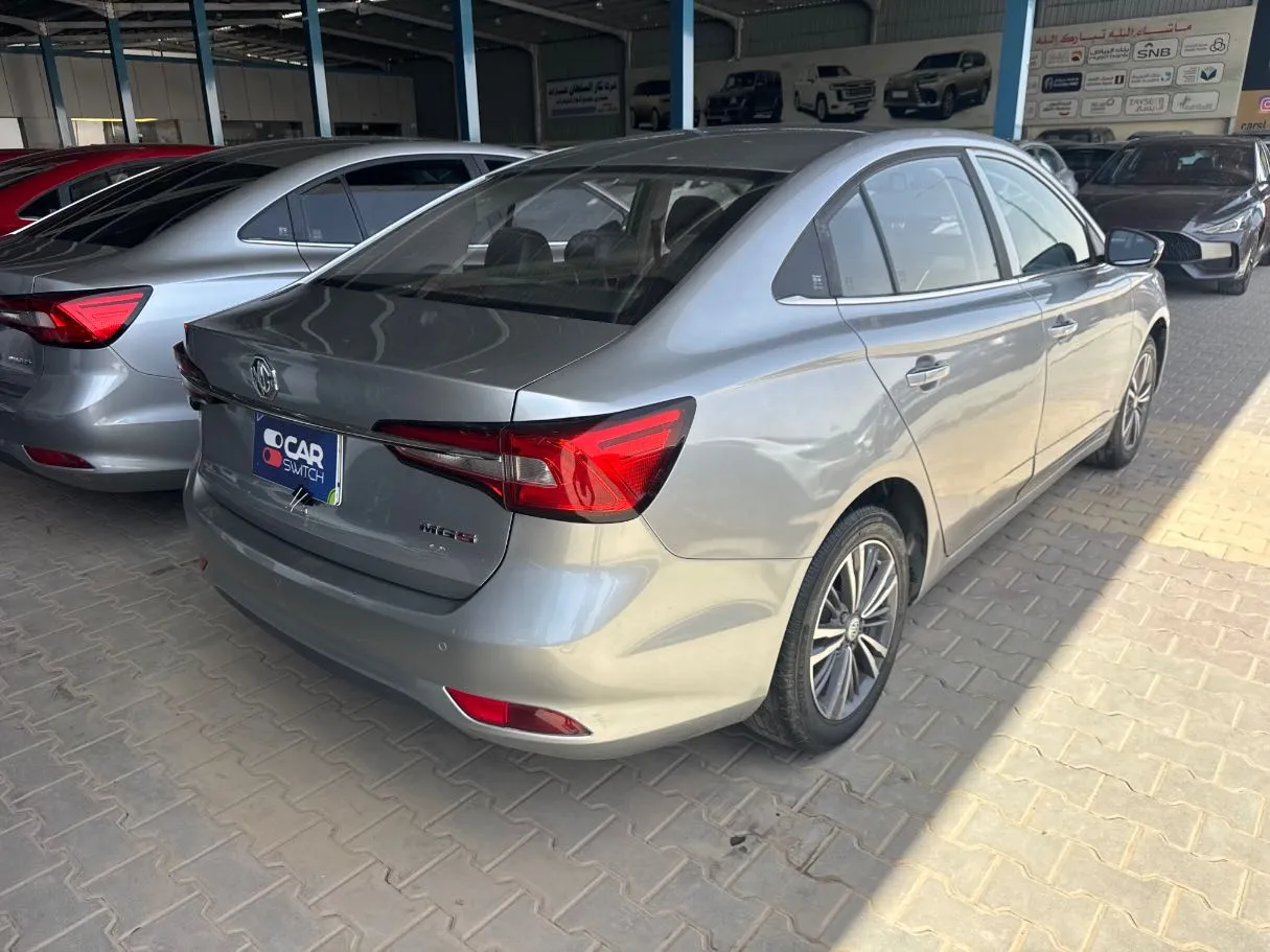 Car image 5