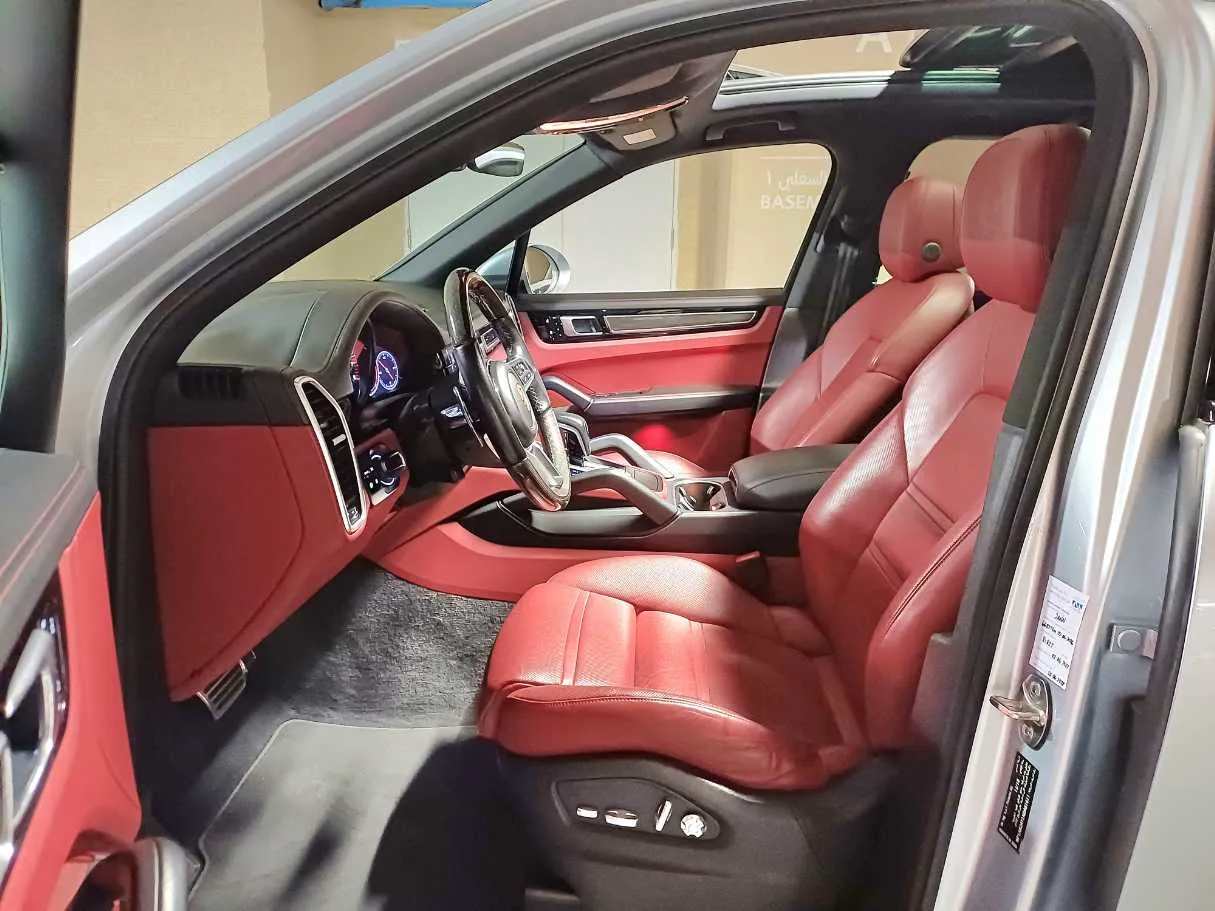 Car image 11