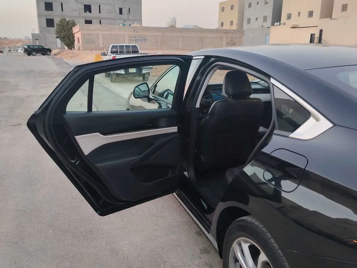 Car image 15