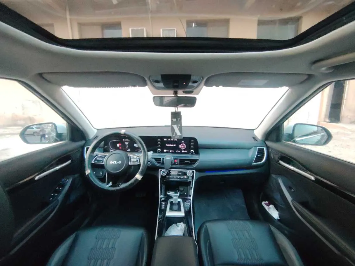 Car image 18