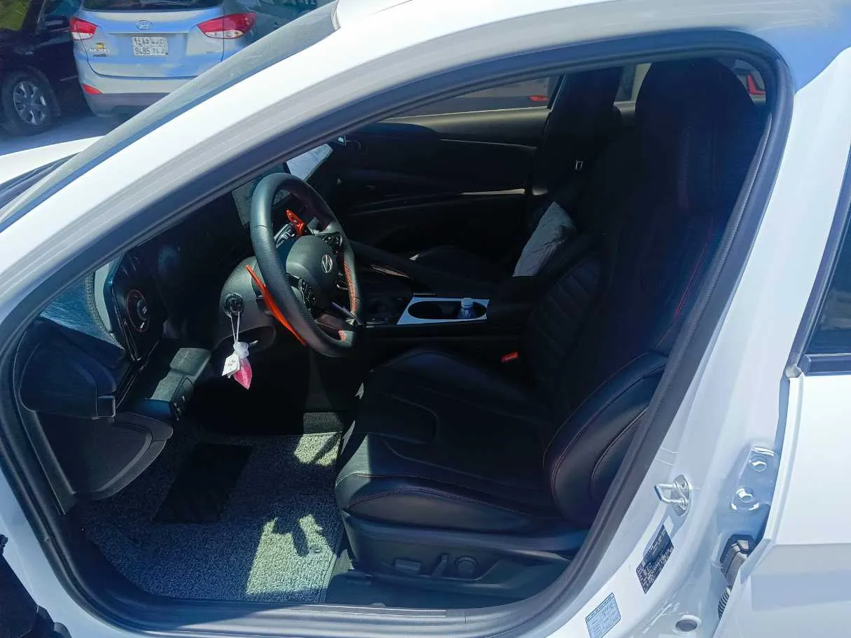 Car image 13