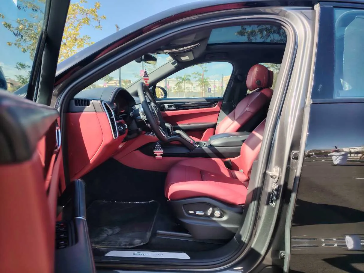 Car image 11