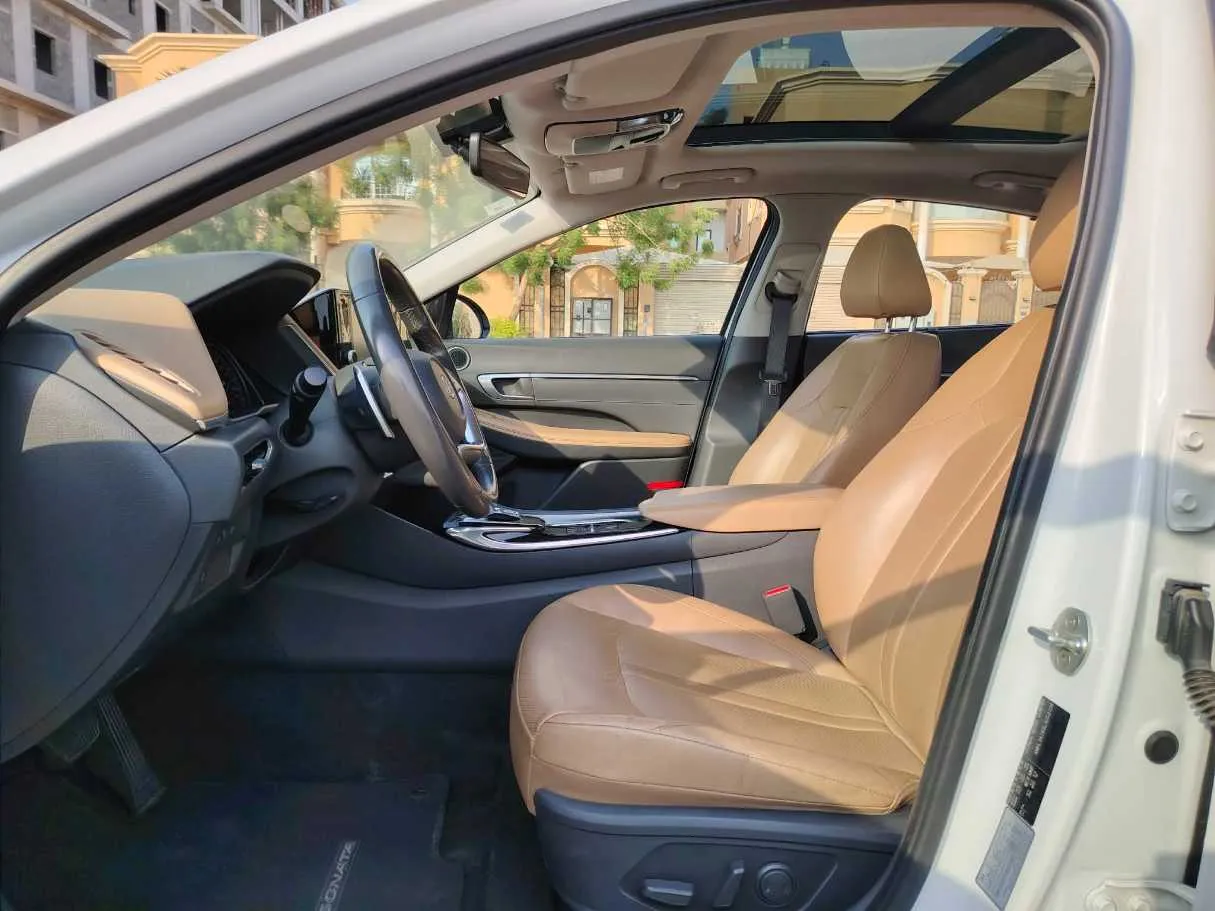 Car image 14