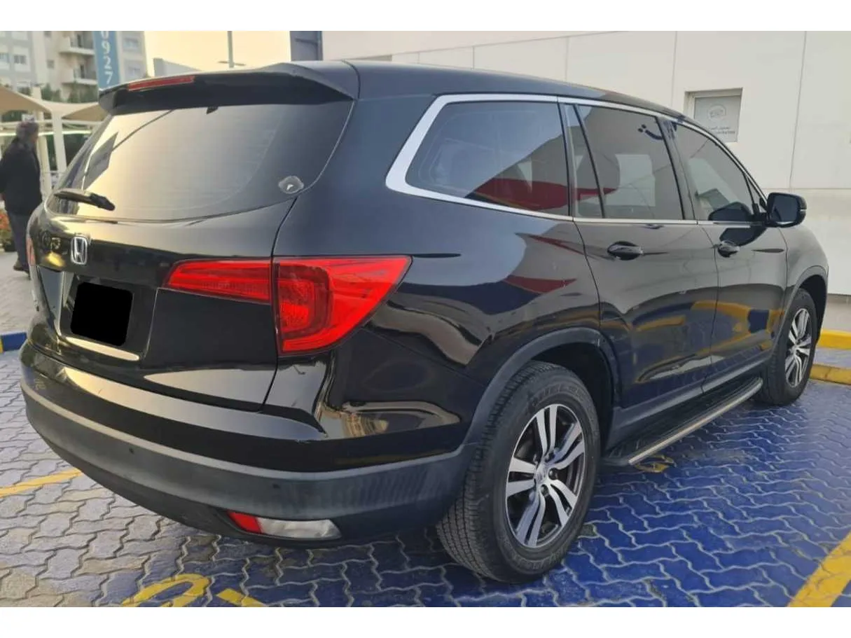 Car image 4